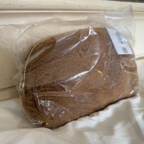 NWT, Lululemon Everywhere Belt Bag, Fleece, Burnt Caramel - Gold Hardware - Picture 4 of 9